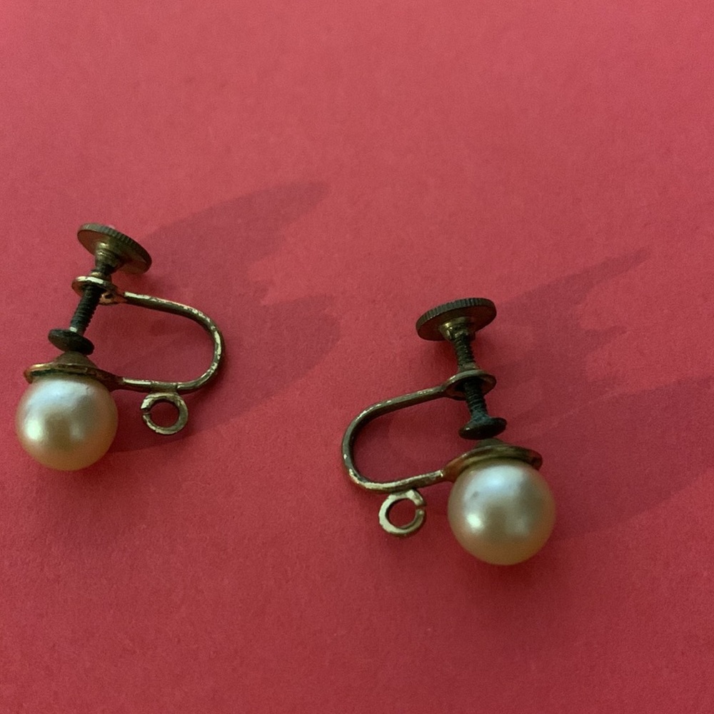 Vintage faux pearls screw on type earrings